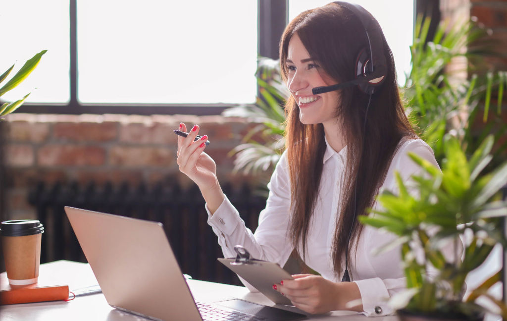 mujer haciendo call center
